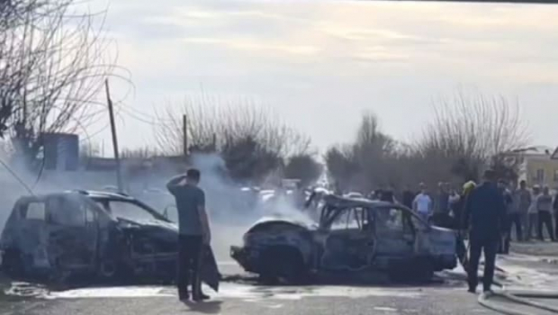 В Наманганской области в результате ДТП полностью сгорели два автомобиля — видео