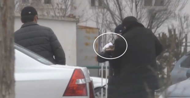 В Сырдарье родители пытались обменять своих новорожденных близнецов на квартиру — видео