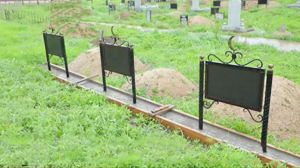 В Ташкенте вынесли приговор мужчине, повредившему несколько могил на кладбище — видео