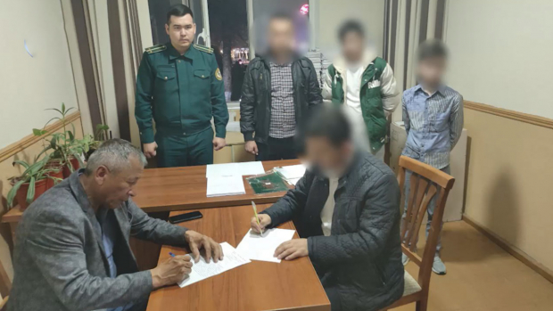 В Ташкенте болельщикам, выбежавшим на поле после футбольного матча сборных Узбекистана и Гонконга, назначили от 5 до 7 суток ареста — видео