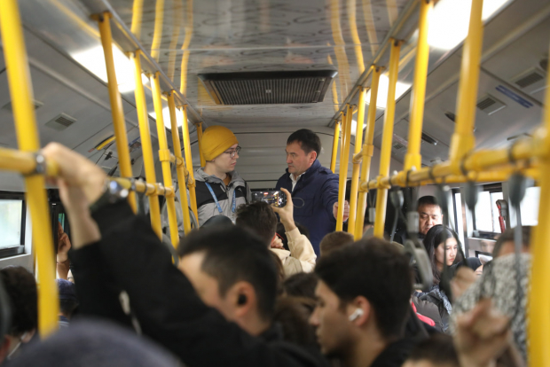 Чиновники без авто: В Узбекистане чиновники добрались до работы на общественном транспорте