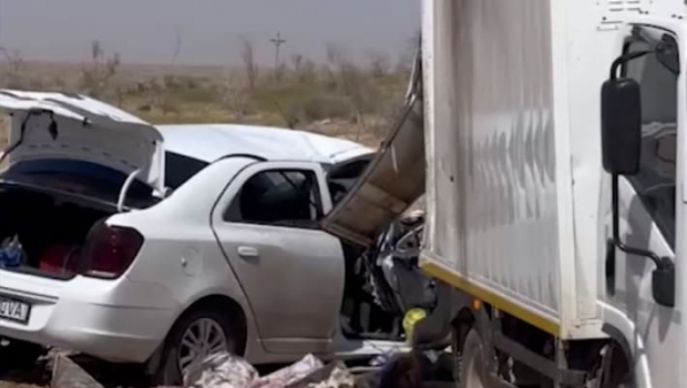 В Хорезме водитель Cobalt уснул за рулём и погиб при столкновении с грузовиком — видео