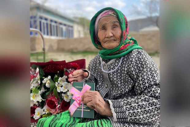 94-летней жительнице Навои впервые вручили свидетельство о рождении