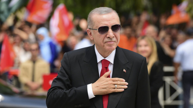 Партия Эрдогана впервые за 20 лет проигрывает оппозиции