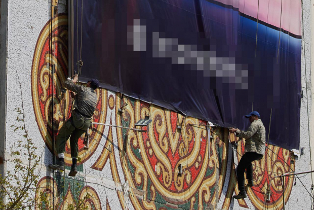 В Ташкенте начался демонтаж рекламы на многоэтажных домах, которые закрывают мозаичные панно