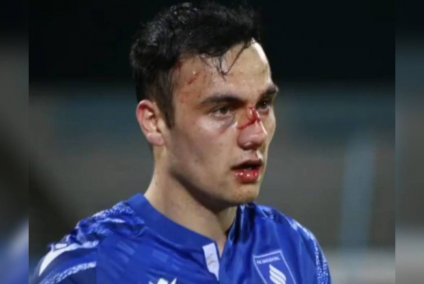 В Узбекистане футбольный вратарь ударом головой сломал сопернику нос — видео