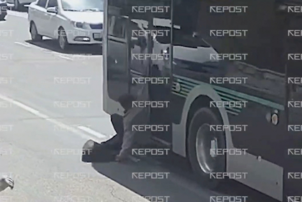 В Ташкенте уволили водителя автобуса, который зажал дверями пожилого пассажира и протащил его за собой — видео