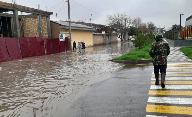Некоторые улицы Самарканда затопило водой после сильных дождей