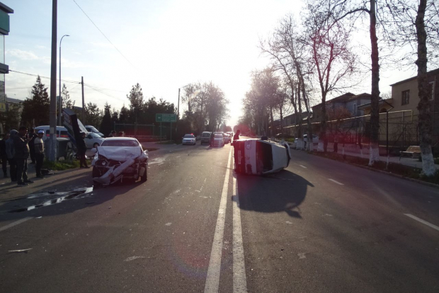 В Ташобласти водитель Lacetti на большой скорости влетел в поворачивающий Damas, есть пострадавшие — видео