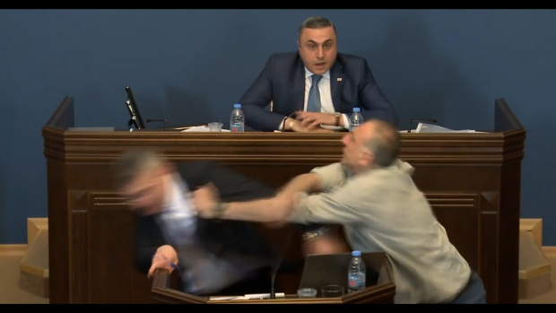 В парламенте Грузии во время обсуждения закона произошла массовая драка