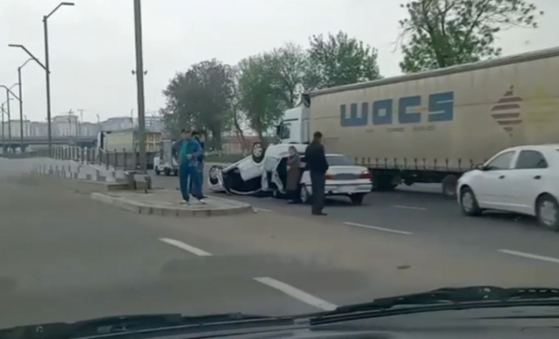 В Ташкенте перевернулась Lacetti, есть пострадавший — видео