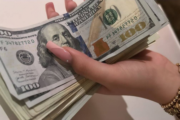 В Узбекистане вновь подорожал доллар