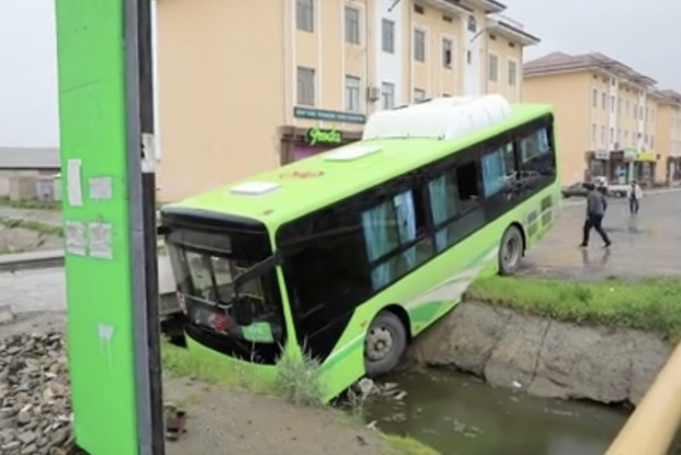 В Джизакской области автобус упал в канал — видео