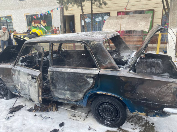 В Андижанской области полностью сгорел автомобиль «ВАЗ 2101»