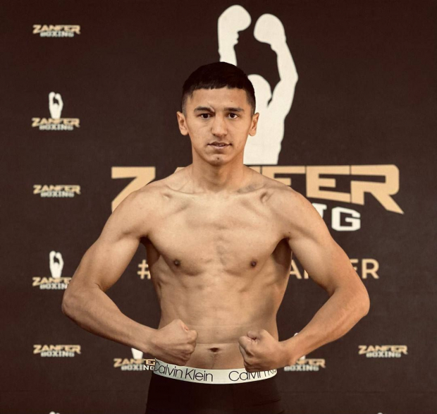 Узбекский боксер одержал победу над боксером из Казахстана