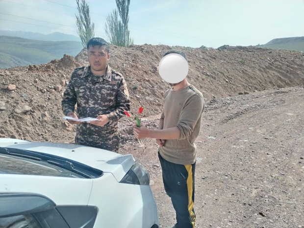 В Ахангаране мужчина заплатит штраф за два срезанных тюльпана