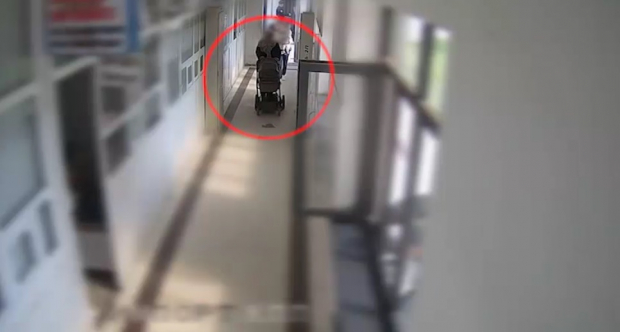 В Андижане женщина спрятала в коляске с ребёнком боеприпасы и пыталась незаконно ввезти их в страну