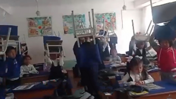 В Джизаке учительница заставила первоклассников стоять с поднятыми над головой стульями — видео