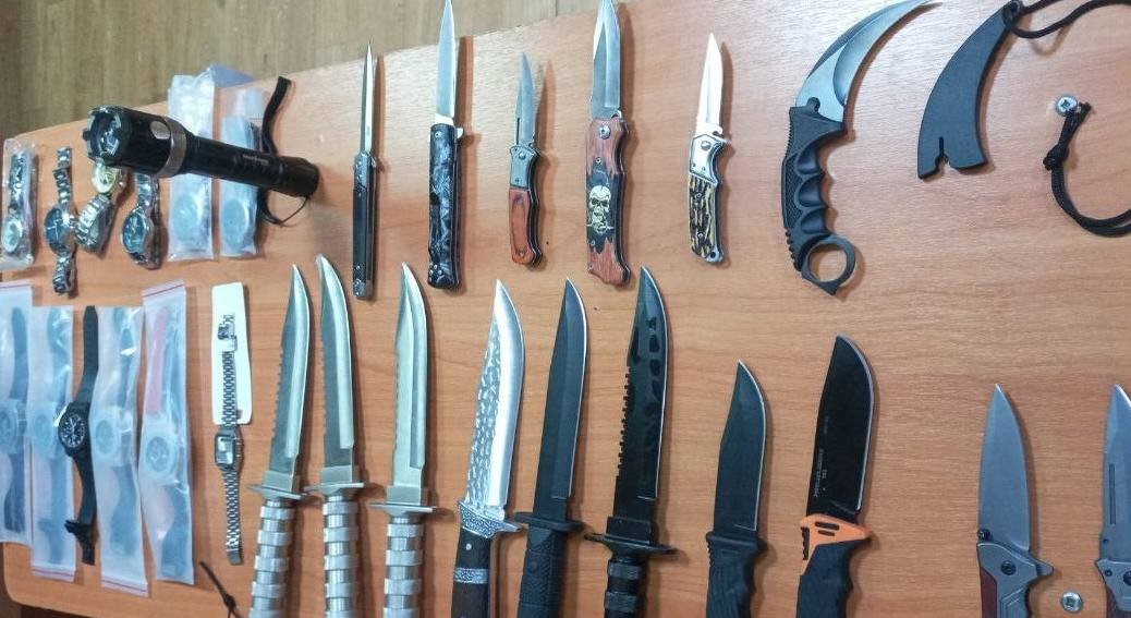 Пассажир авиарейса «Москва-Ургенч» пытался незаконно ввезти более 10 единиц холодного оружия и электрошокер