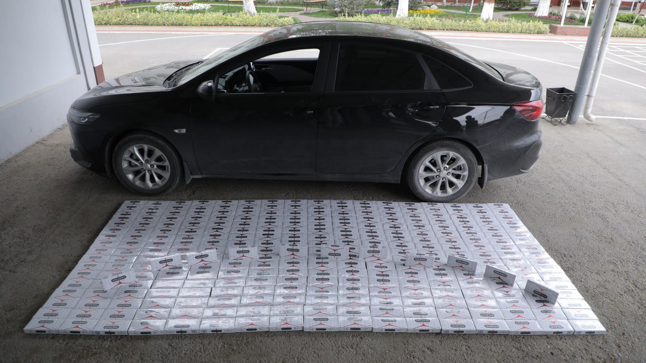 В Ферганской области в автомобиле «Monza» перевозили контрабандные сигареты