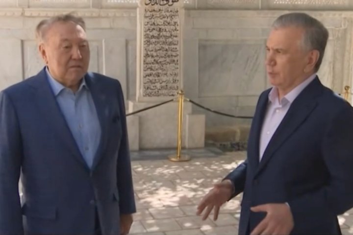 Президент Узбекистана провел встречу с Нурсултаном Назарбаевым в Бухаре