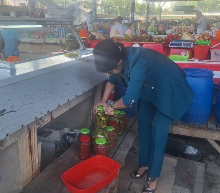 На дехканском рынке Навруз в Мирзо-Улугбекском районе выявили опасные для употребления консервированные овощи