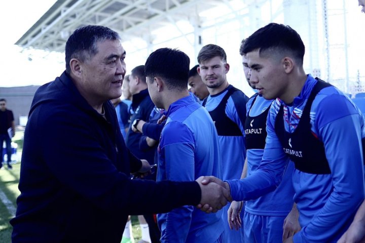 Президент Кыргызского футбольного союза поддержал сборную Кыргызстана перед матчем с Узбекистаном