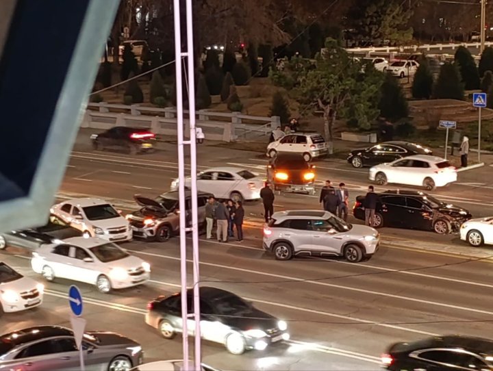 В Ташкенте произошло ДТП с участием трёх автомобилей