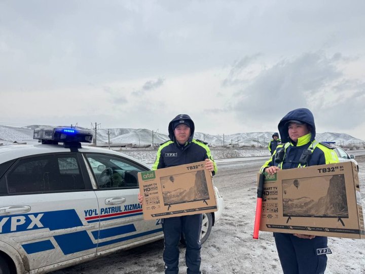 Хоким Джизакской области наградил сотрудников ДПС, которые помогали расчищать трассу от снега