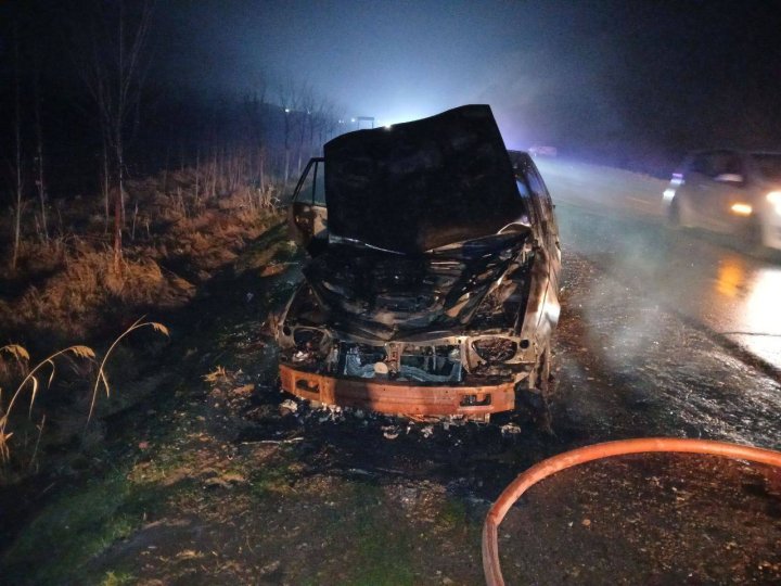 На трассе в Пскенте полностью сгорел автомобиль