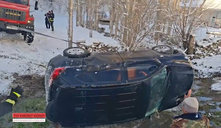 В Джизаке водитель автомобиля «Tracker» не справился с управлением и вылетел с дороги