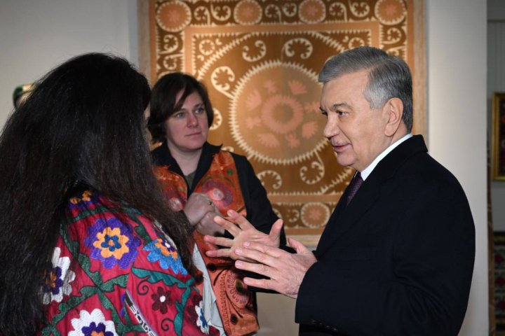 Шавкат Мирзиёев пообщался с туристами в Алмазарском районе