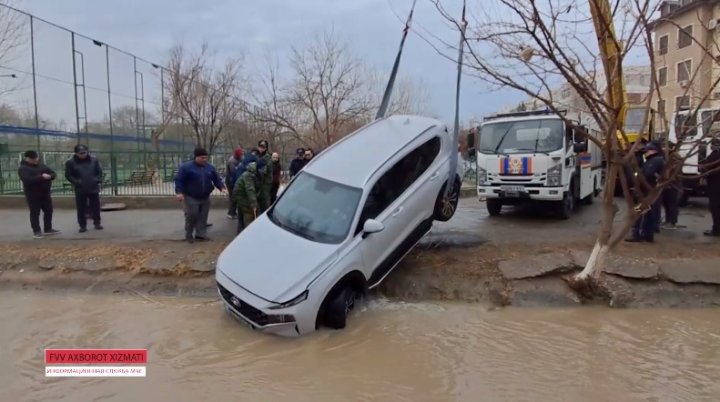 На улице Пиридастгир в Бухаре водитель автомобиля «Hyundai» заехал в водоём