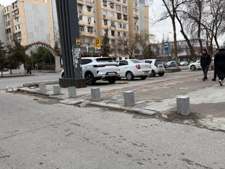 Необычная Сергелийская история: Трём взрослым мужчинам помешали бетонные столбики