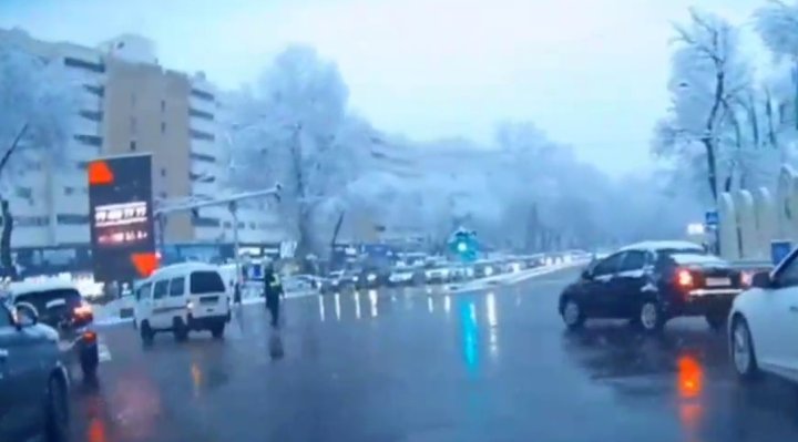 В Ташкенте водитель автомобиля «Lacetti» грубо нарушил ПДД и сбил сотрудника ДПС