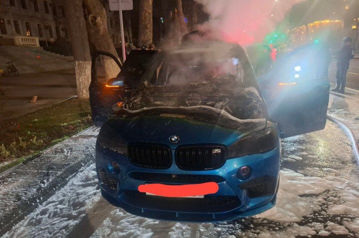 На улице Навои в Ташкенте загорелась дорогая иномарка